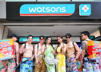 วัตสันชีเสิร์ฟกลางสีลม แจกกันแดดฟรี เพราะแดดเมษามันร้าย ต้องมีตัวช่วย