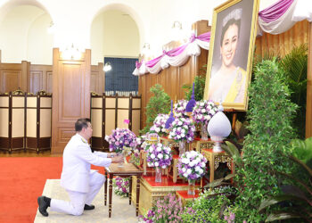 ออมสิน ทูลเกล้าฯ ถวายแจกันดอกไม้และลงนามถวายพระพรชัยมงคล เนื่องในโอกาสพระราชพิธีมหามงคลเฉลิมพระชนมพรรษา 4 รอบ สมเด็จพระนางเจ้าฯ พระบรมราชินี หมวดหมู่: การเงิน-การคลัง-ธนาคาร