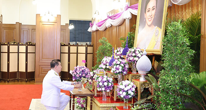 ออมสิน ทูลเกล้าฯ ถวายแจกันดอกไม้และลงนามถวายพระพรชัยมงคล เนื่องในโอกาสพระราชพิธีมหามงคลเฉลิมพระชนมพรรษา 4 รอบ สมเด็จพระนางเจ้าฯ พระบรมราชินี หมวดหมู่: การเงิน-การคลัง-ธนาคาร
