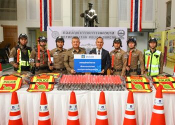 วิริยะประกันภัย มอบอุปกรณ์อำนวยการจราจร 600 ชิ้น เสริมภารกิจ บช.น.