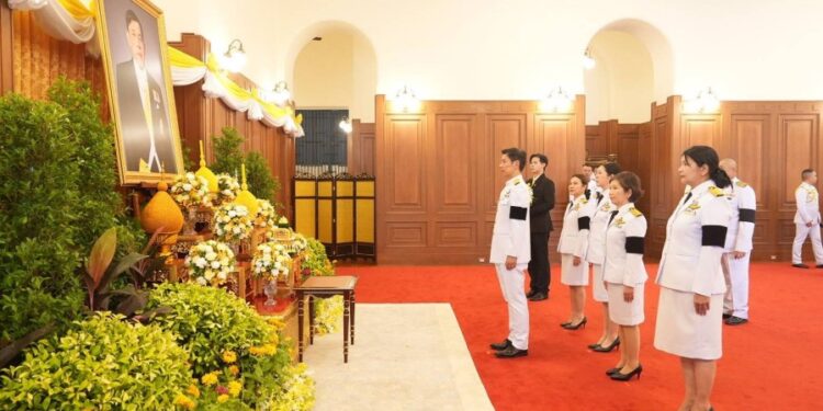 กรรมการผู้จัดการธอส.นำคณะผู้บริหาร ทูลเกล้าทูลกระหม่อมถวายแจกันดอกไม้ และลงนามถวายพระพรชัยมงคล เนื่องในโอกาสวันเฉลิมพระชนมพระพรรษา พระบาทสมเด็จพระเจ้าอยู่หัว 28 กรกฎาคม 2569