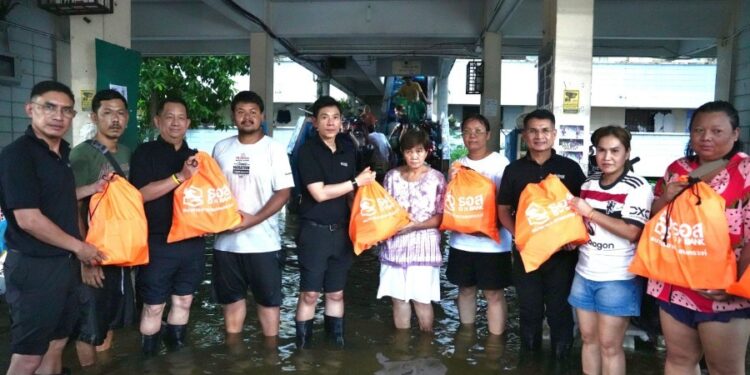 ธอส. ลงพื้นที่มอบถุงยังชีพ ช่วยเหลือผู้ประสบอุทกภัย ณ ชุมชนย่านบางกะปิ กรุงเทพฯ