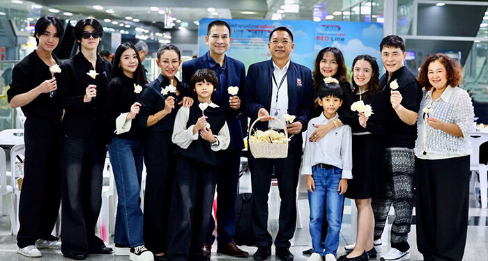 “สายสีแดง” เชิญชวนประชาชนร่วมประดิษฐ์ดอกไม้จันทน์ น้อมสำนึกในพระมหากรุณาธิคุณ สมเด็จพระนางเจ้าสิริกิติ์ พระบรมราชินีนาถ พระบรมราชชนนีพันปีหลวง